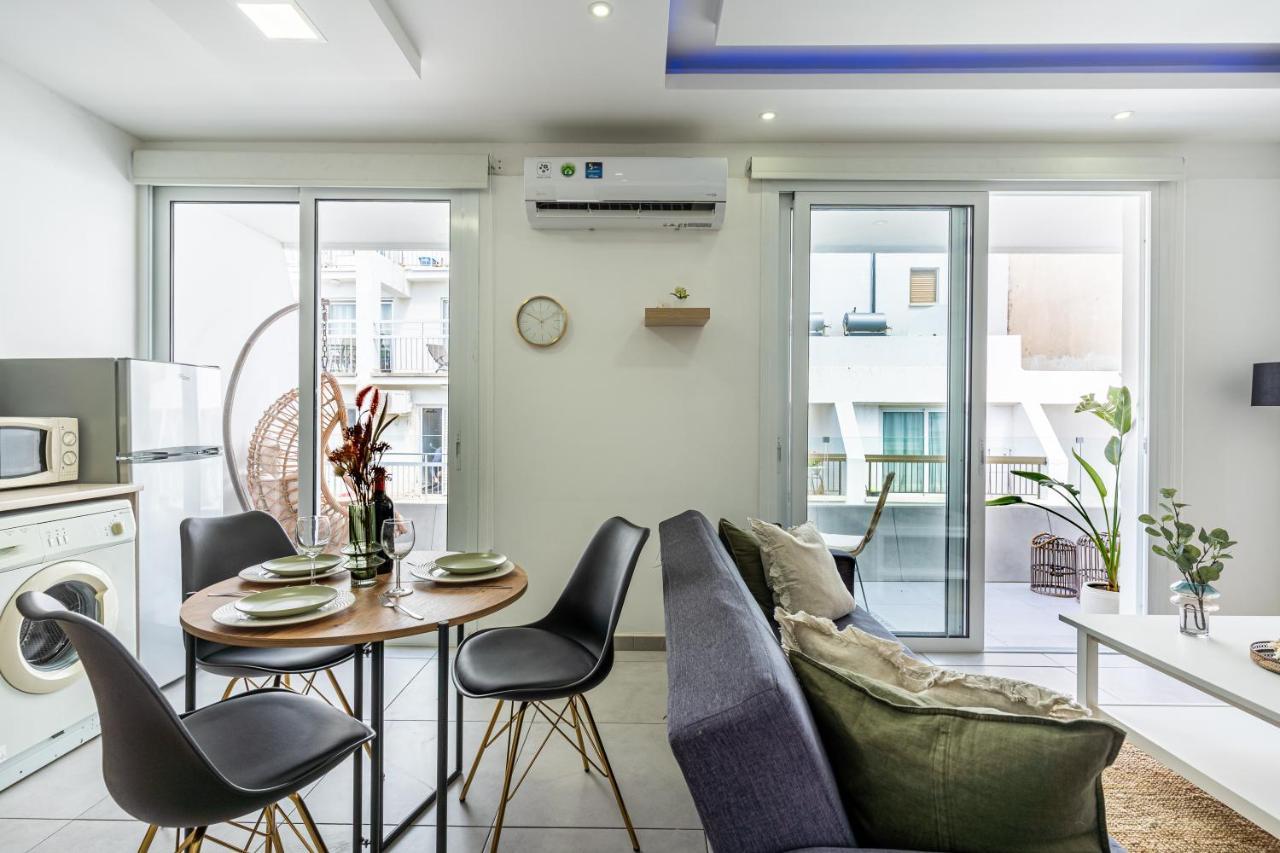 Beach Daze 1-BR Apt By Finikoudes Beach Larnaka Exterior foto