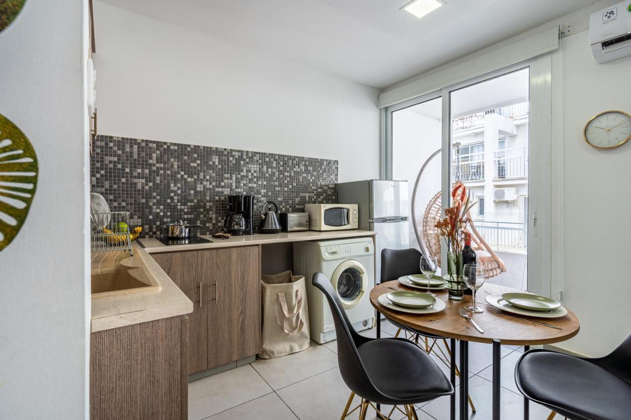 Beach Daze 1-BR Apt By Finikoudes Beach Larnaka Exterior foto